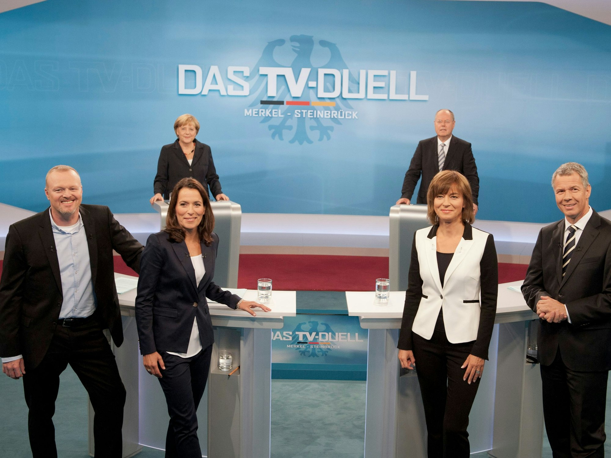 Bundeskanzlerin Angela Merkel und der SPD-Kanzlerkandidat Peer Steinbrück stehen im Fernsehstudio in Berlin-Adlershof. Im Vordergrund die Moderatoren Anne Will, Maybrit Illner, Peter Kloeppel und Stefan Raab.