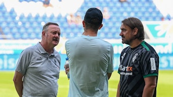 Roland Virkus (l.) und Daniel Farke (r.) unterhalten sich am 17. Juli 2022 mit Borussia-Spieler Christoph Kramer.