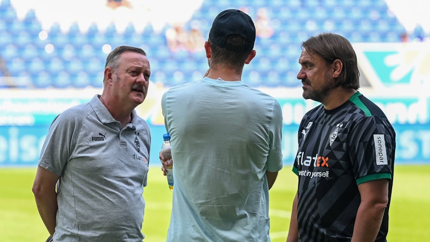 Roland Virkus (l.) und Daniel Farke (r.) unterhalten sich am 17. Juli 2022 mit Borussia-Spieler Christoph Kramer.