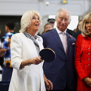 Königin Camilla spielt Tischtennis unter den Augen von König Charles III. und Brigitte Macron, der Frau des französischen Präsidenten Emmanuel Macron, während eines Treffens mit lokalen Jugendsportvereinen in Saint-Denis bei Paris am 21. September 2023 in Paris, Frankreich.