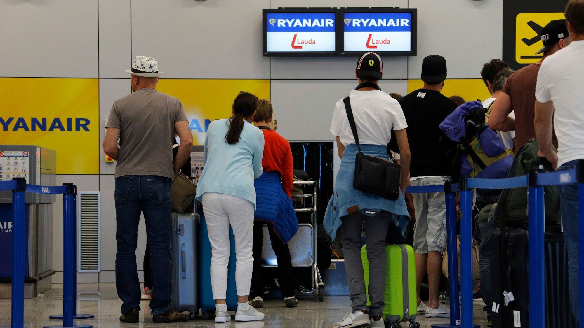 Passagiere stehen am Flughafen Palma de Mallorca am Abfertigungsschalter der Fluggesellschaft Ryanair (Archivfoto 2019). Ein Mann ist am Schalter ausgerastet und zerlegte das Mobiliar.