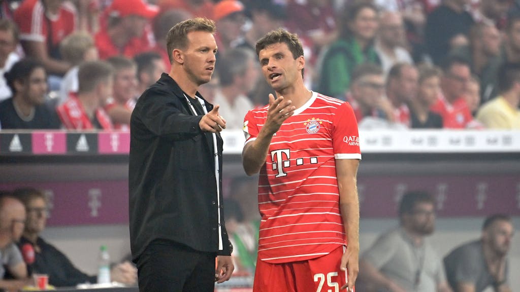 Trainer Julian Nagelsmann diskutiert mit Thomas Müller am Spielfeldrand.