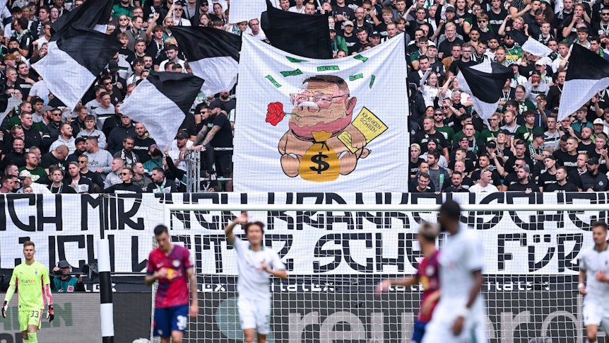 Die Gladbach-Fans zeigen gegen RB Leipzig ein Plakat von Max Eberl als Schwein.