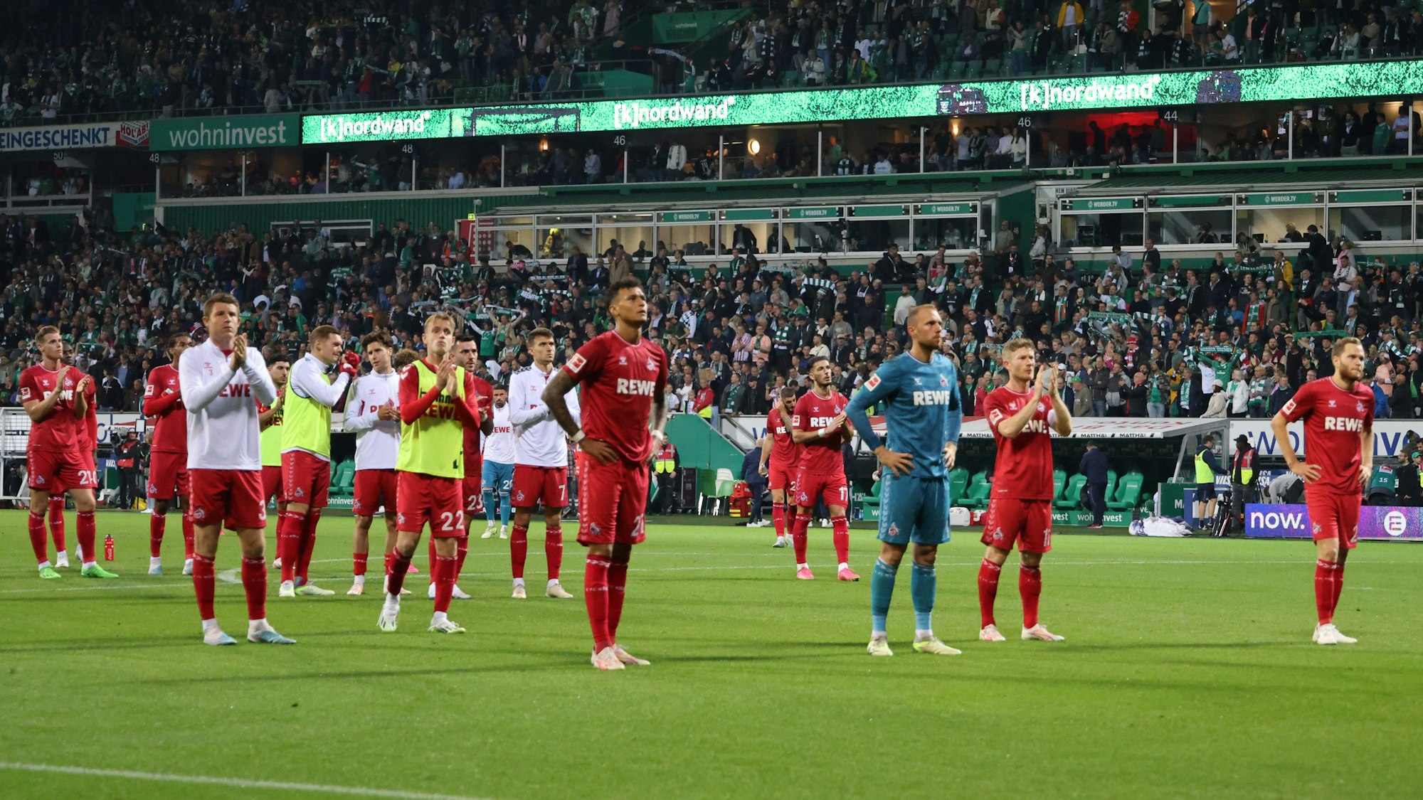 Die Spieler des 1. FC Köln stehen enttäuscht vor dem Fanblock nach dem Spiel bei Werder Bremen.