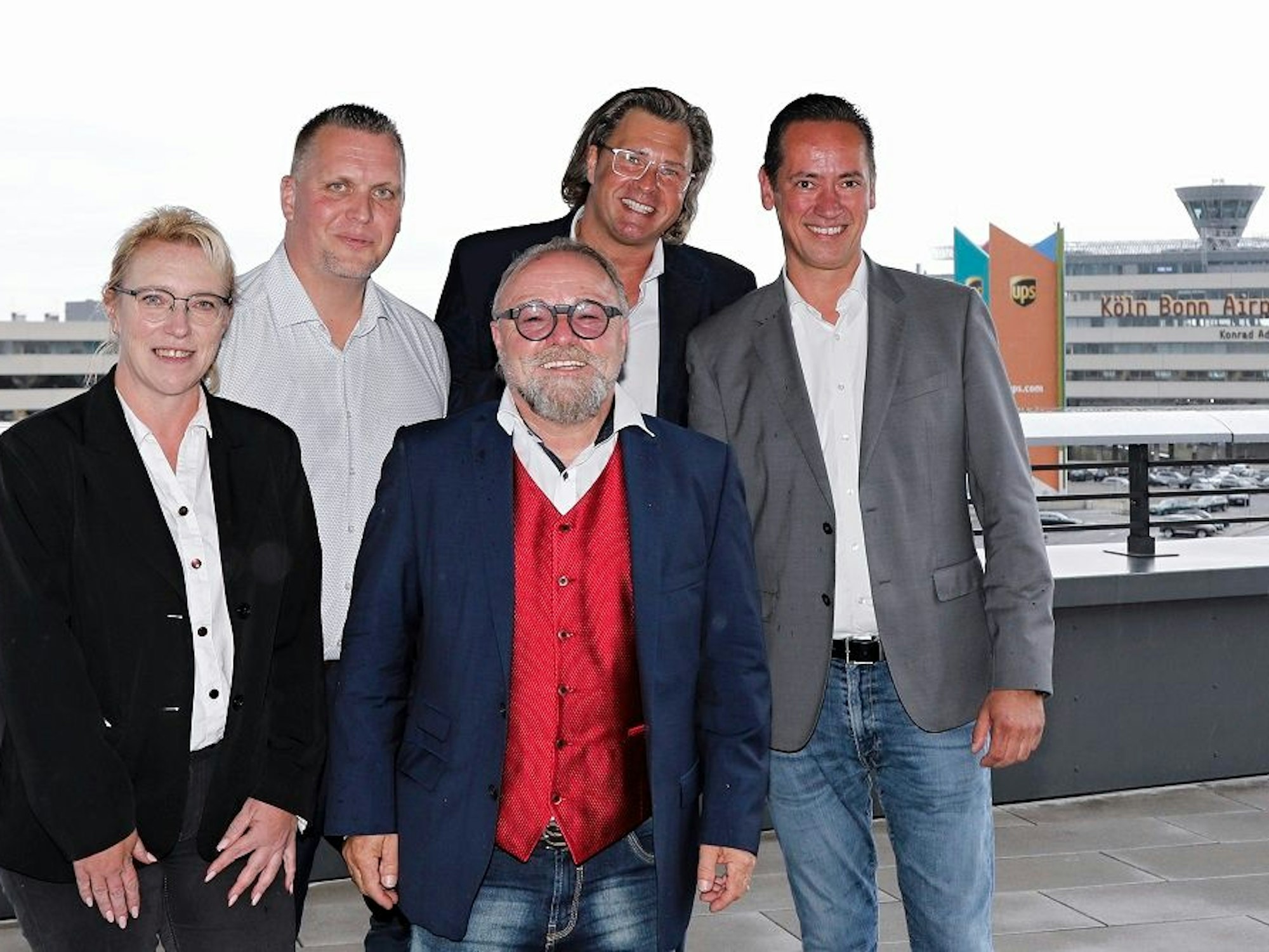 Der Vorstand der „GKG echt jeck“ mit Rolf B. Pieper und Alex Sälzer (2.v.l.).