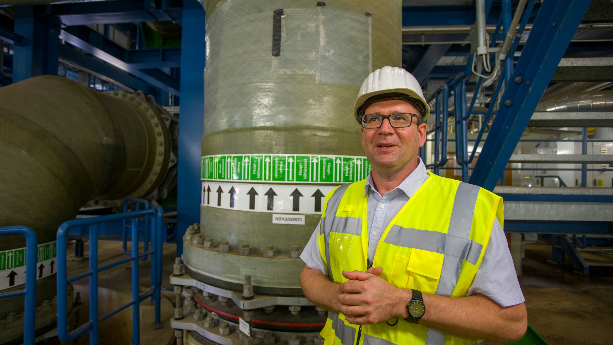 Andreas Bauer ist Standortleiter der Rheinenergie in Niehl und erklärt das Konzept.
