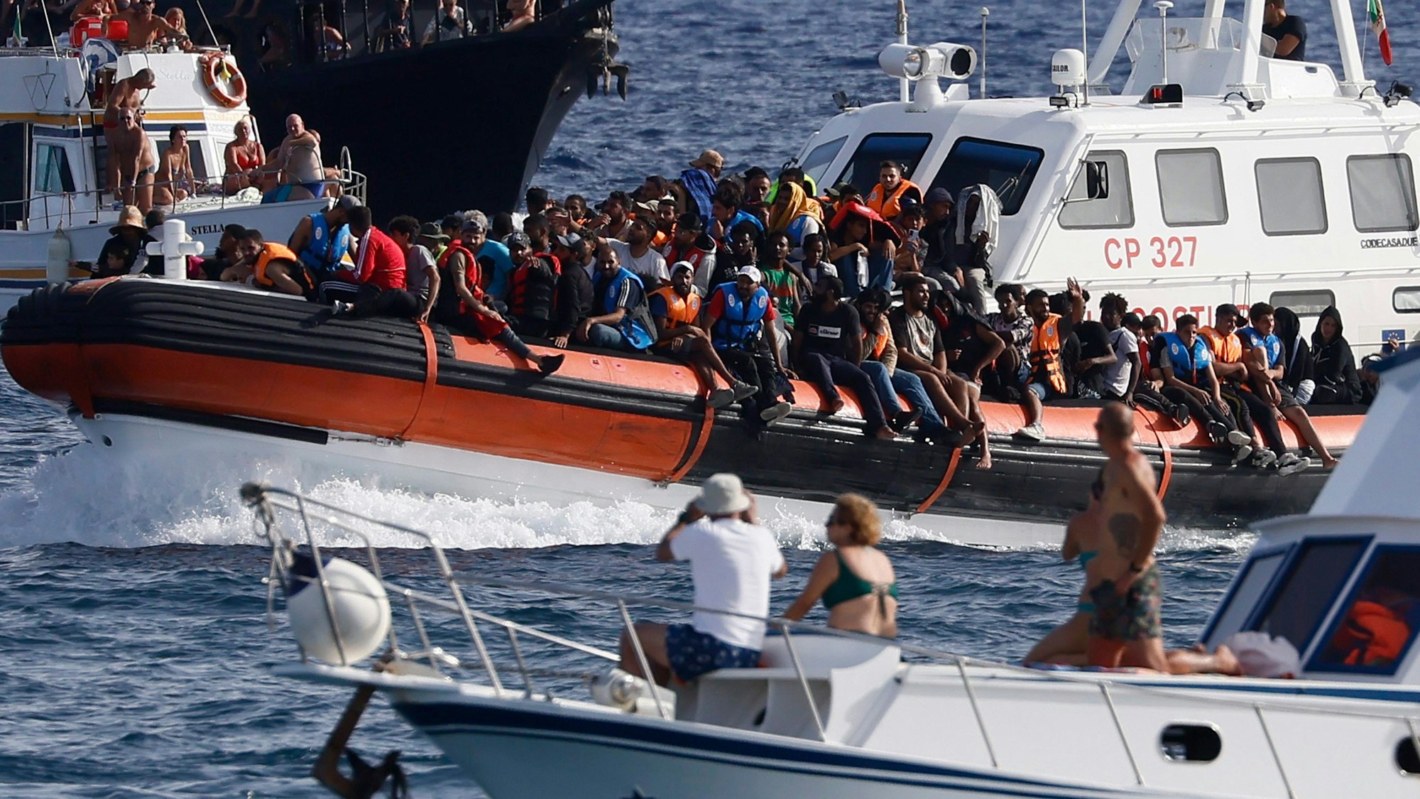 Touristen und Flüchtlinge vergangene Woche am Hafen von Lampedusa.