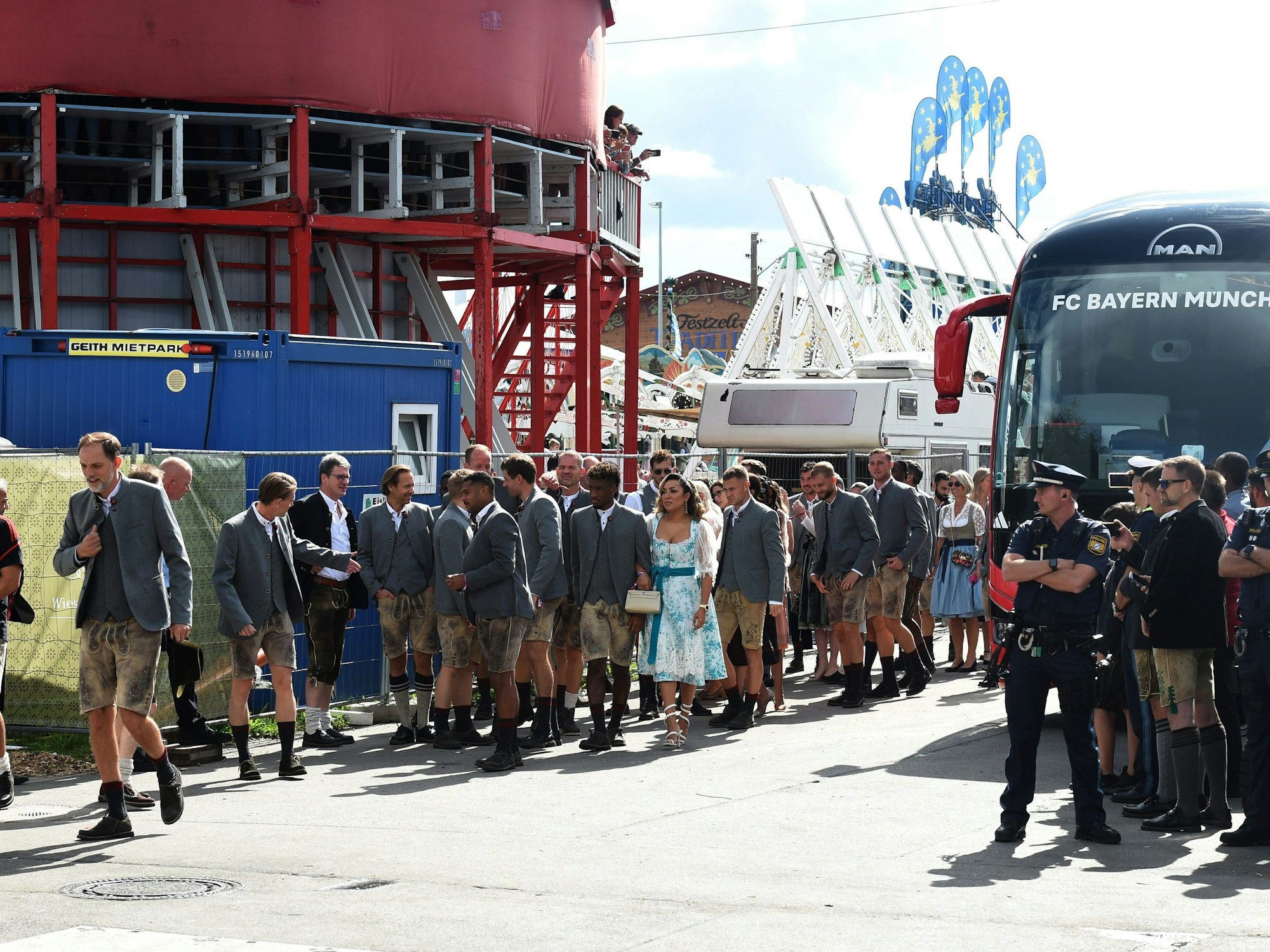 Die Spieler des FC Bayern, angeführt durch ihren Trainer Thomas Tuchel (2.v.l) gehen ins Käferzelt, nachdem sie den Bus verlassen haben.