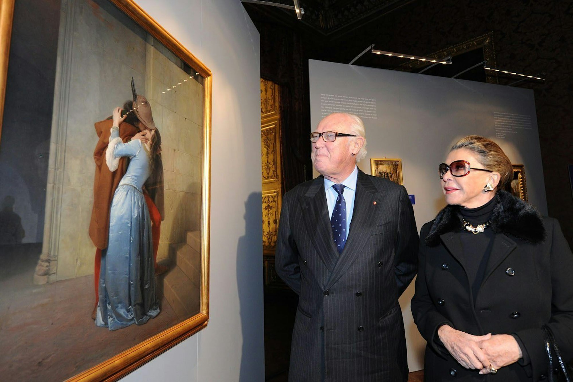 Viktor Emanuel und seine Frau Marina Doria vor einem Gemälde.