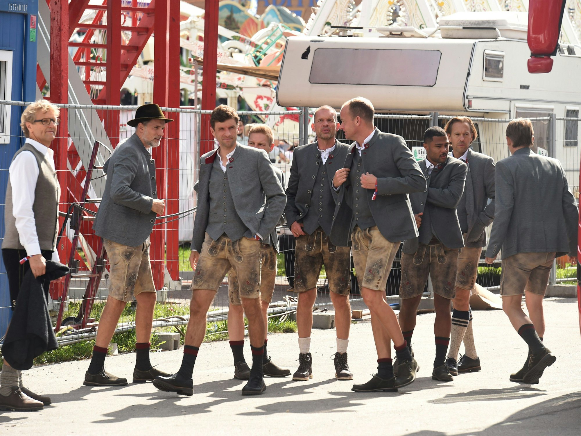 Die Spieler des FC Bayern verlassen den Bus, um ins Käferzelt zu gehen.