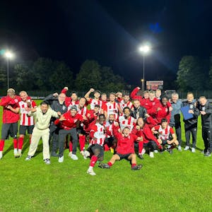 So sehen Sieger aus: Die Spieler und Verantwortlichen des FC Hennef bejubeln den dritten Saisonerfolg.&nbsp;