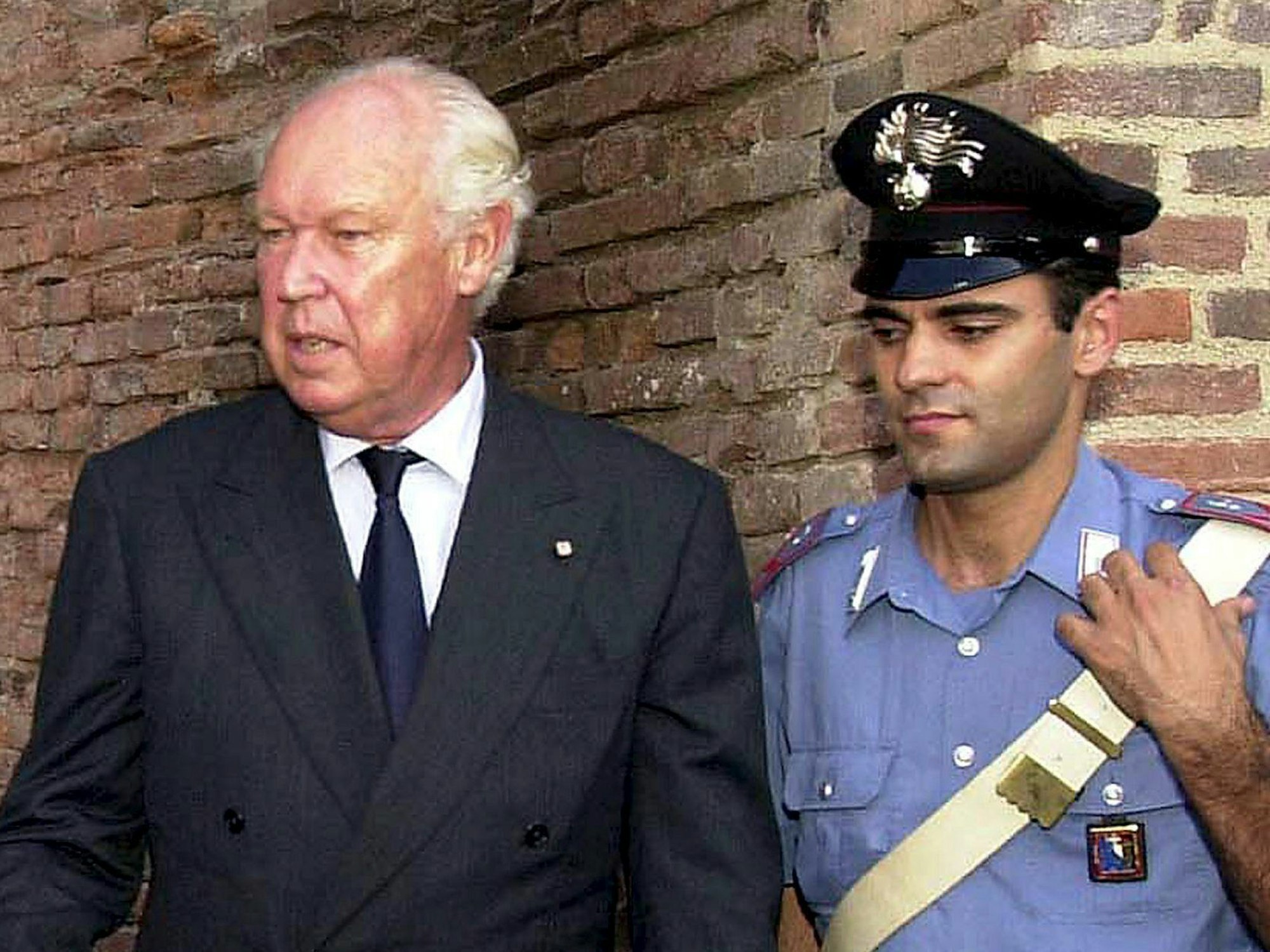 Viktor Emanuel von Savoyen (l), letzter Kronprinz des ehemaligen italienischen Königreichs, neben einem Carabiniere in Turin (Archivfofo vom Juni 2004).