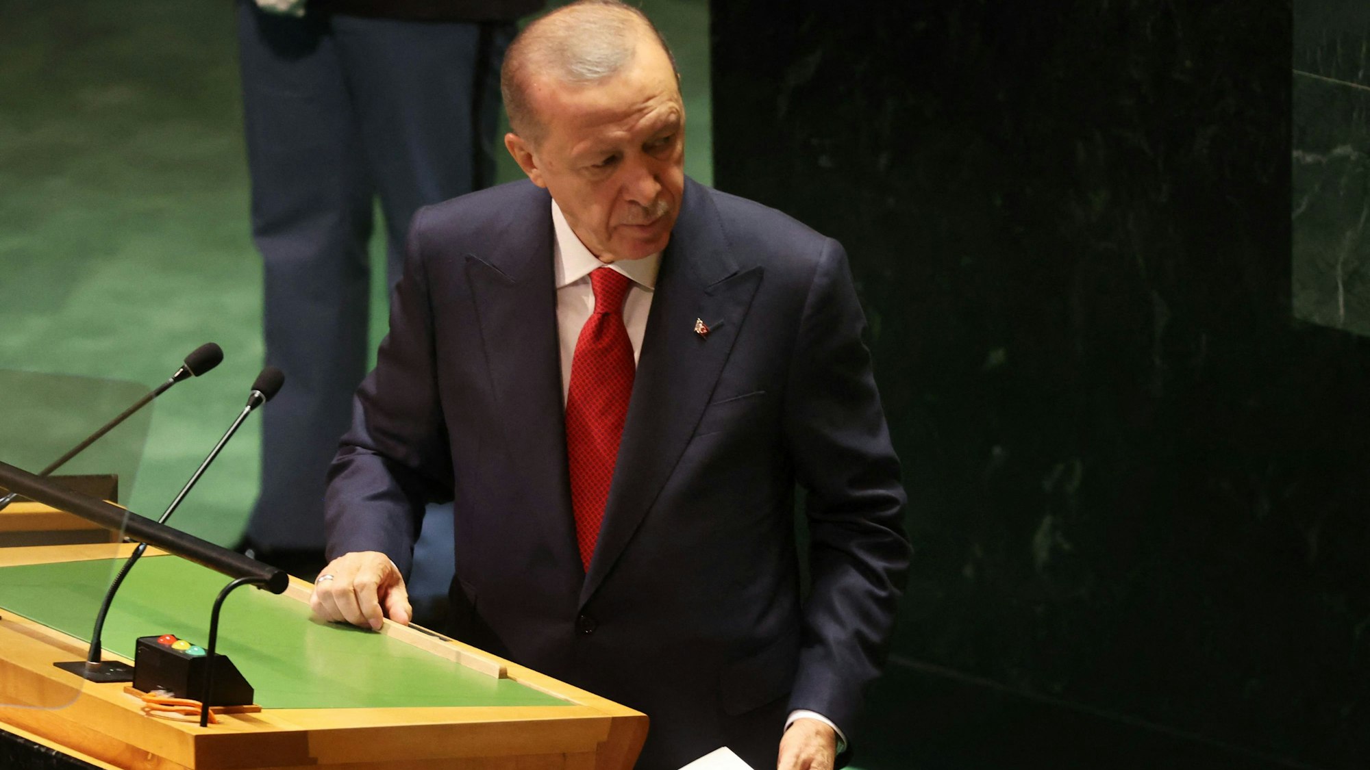 Der türkische Präsident Recep Tayyip Erdogan spricht während der Generalversammlung der Vereinten Nationen (UN) am 19. September 2023 in New York City zu den führenden Politikern der Welt.