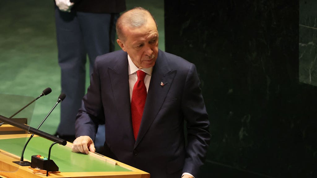 Der türkische Präsident Recep Tayyip Erdogan spricht während der Generalversammlung der Vereinten Nationen (UN) am 19. September 2023 in New York City zu den führenden Politikern der Welt.