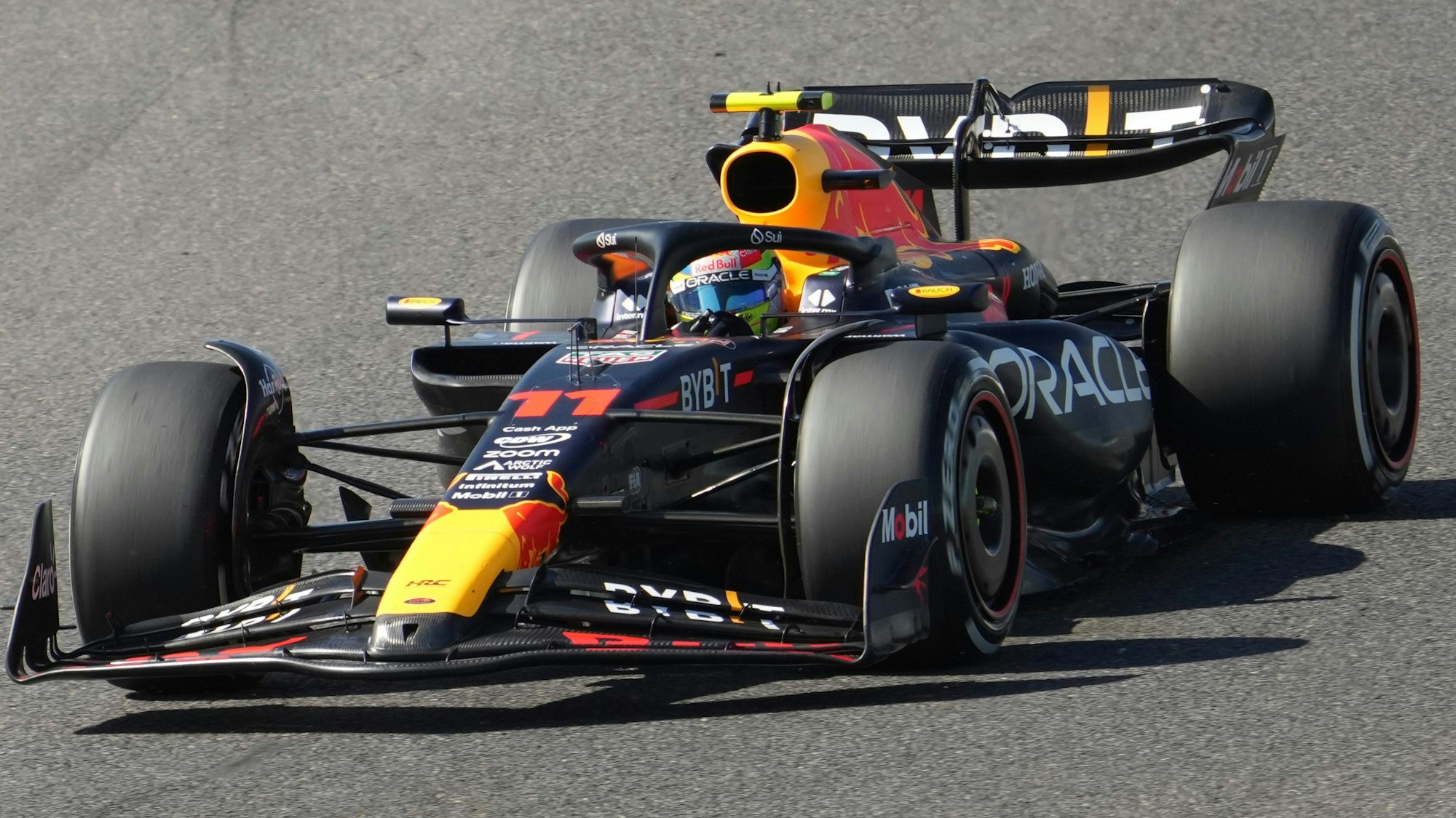 Sergio Perez fährt im Red Bull über die Strecke in Japan.