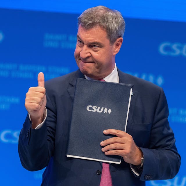 Markus Söder, CSU-Parteivorsitzender, steht nach seiner Rede auf dem Parteitag der CSU auf der Bühne.