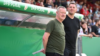 Roland Virkus und Nils Schmadtke stehen vor der Ersatzbank von Borussia Mönchengladbach.