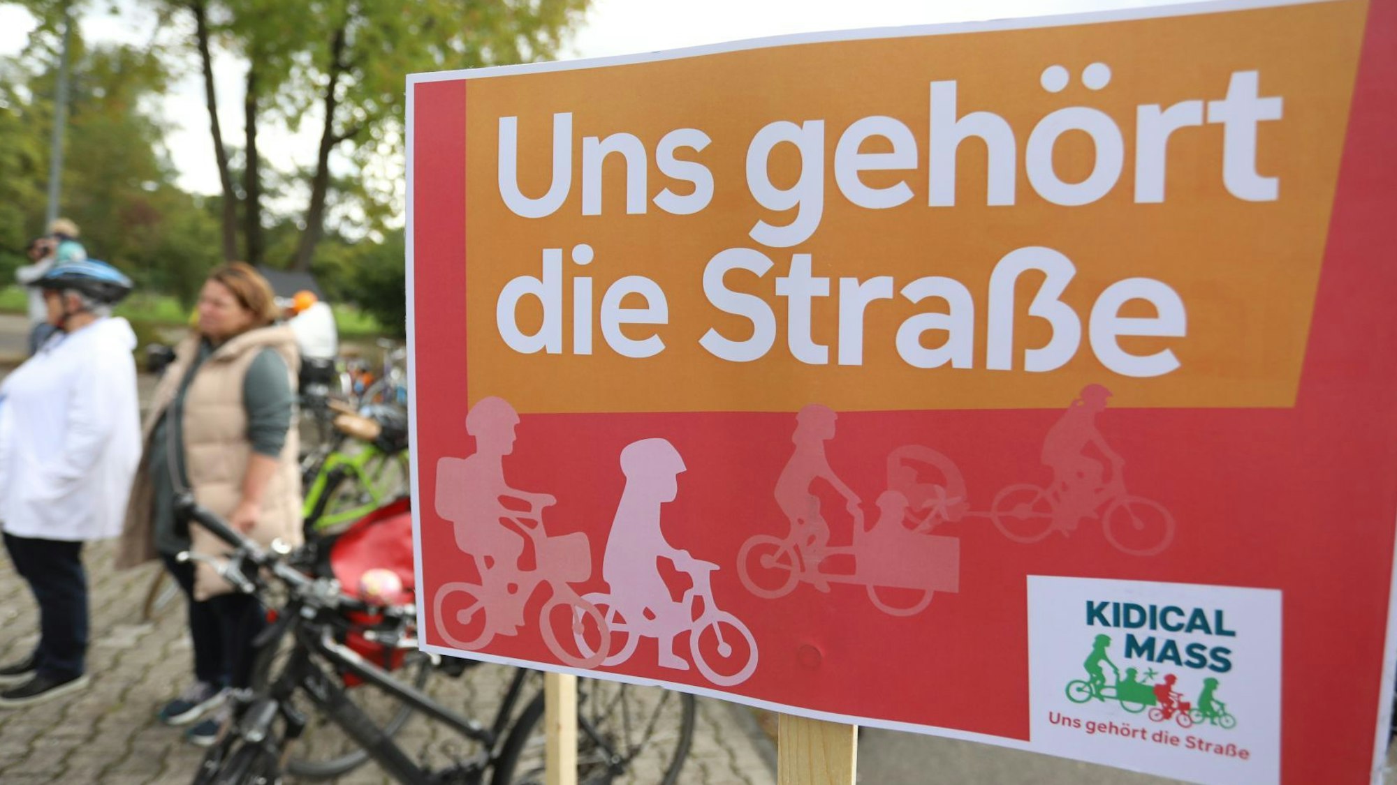 „Uns gehört die Straße“ steht auf einem Plakat, das während der Demonstration an einem Fahrrad befestigt war.