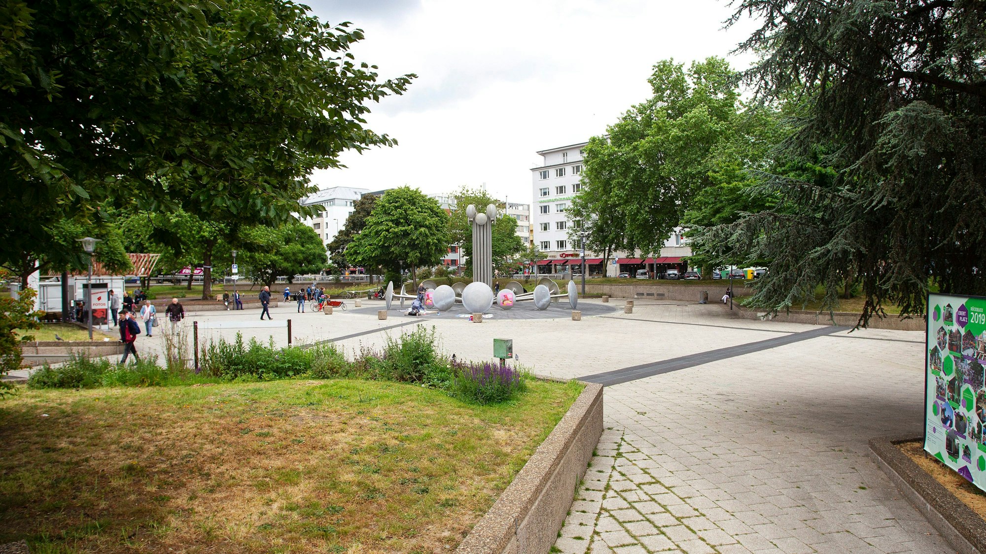 Der Ebertplatz in der Neustadt-Nord ist seit vielen Jahren auch Treffpunkt der Drogendealerszene.