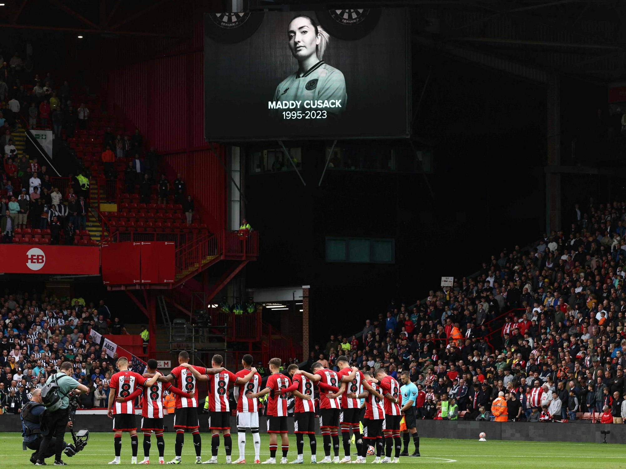 Vor dem Spiel gegen Newcastle gab es im Stadion eine Schweigeminute für die verstorbene Sheffield-Spielerin Maddy Cusack.