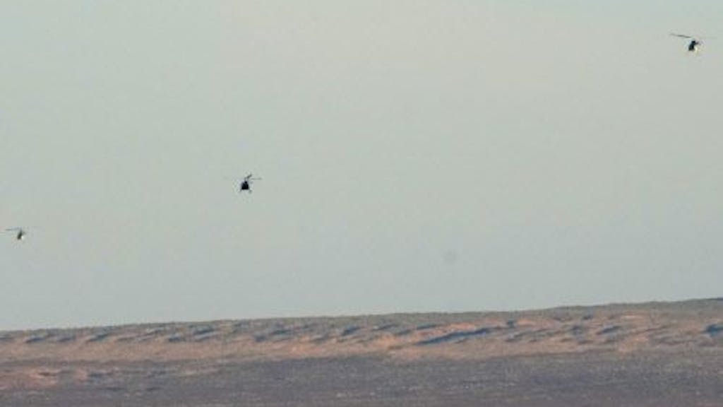 Während die Sonne aufgeht, starten Mitglieder des Bergungsteams in Hubschraubern in die Wüste von Utah, um am 24. September 2023 in Dugway, Utah, an der Asteroidenproben-Rückhol- und Bergungsmission Osiris-Rex teilzunehmen.