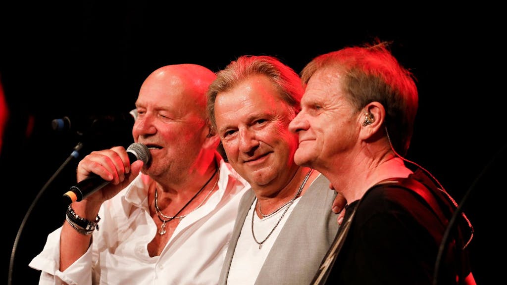 Detlef Vorholt, Bubi Brühl und Klaus Lückerath stehen nebeneinander auf der Bühne.