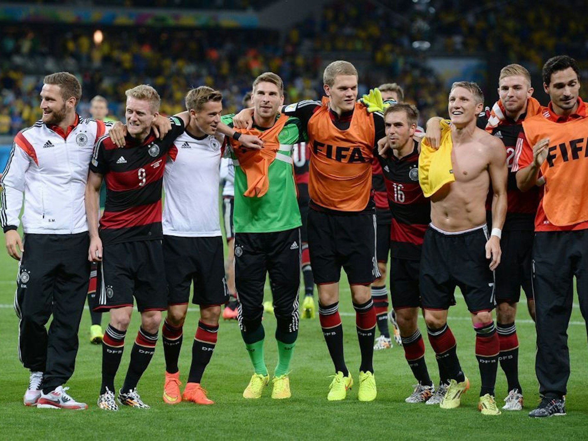 Die deutsche Mannschaft feiert nach einem Sieg.