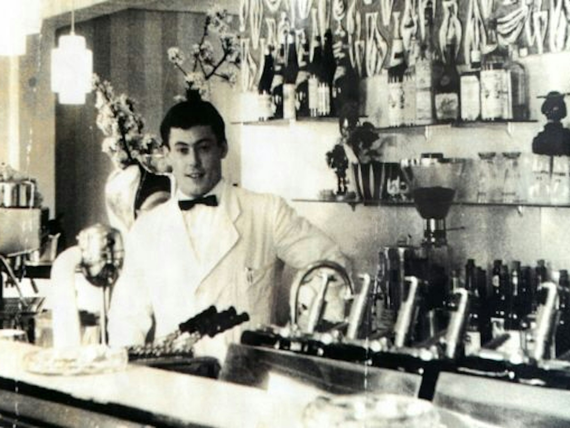 Bepi steht in den 60ern in seinem Eiscafé.