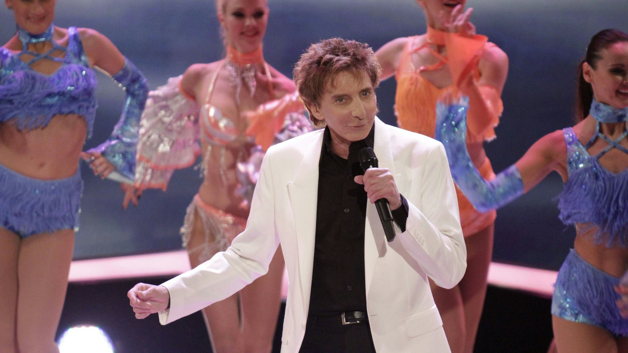 Barry Manilow mit Tänzerinnen in der ZDF-Show 2012.