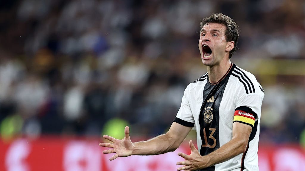 Thomas Müller im Trikot der Nationalmannschaft reißt den Mund weit auf.