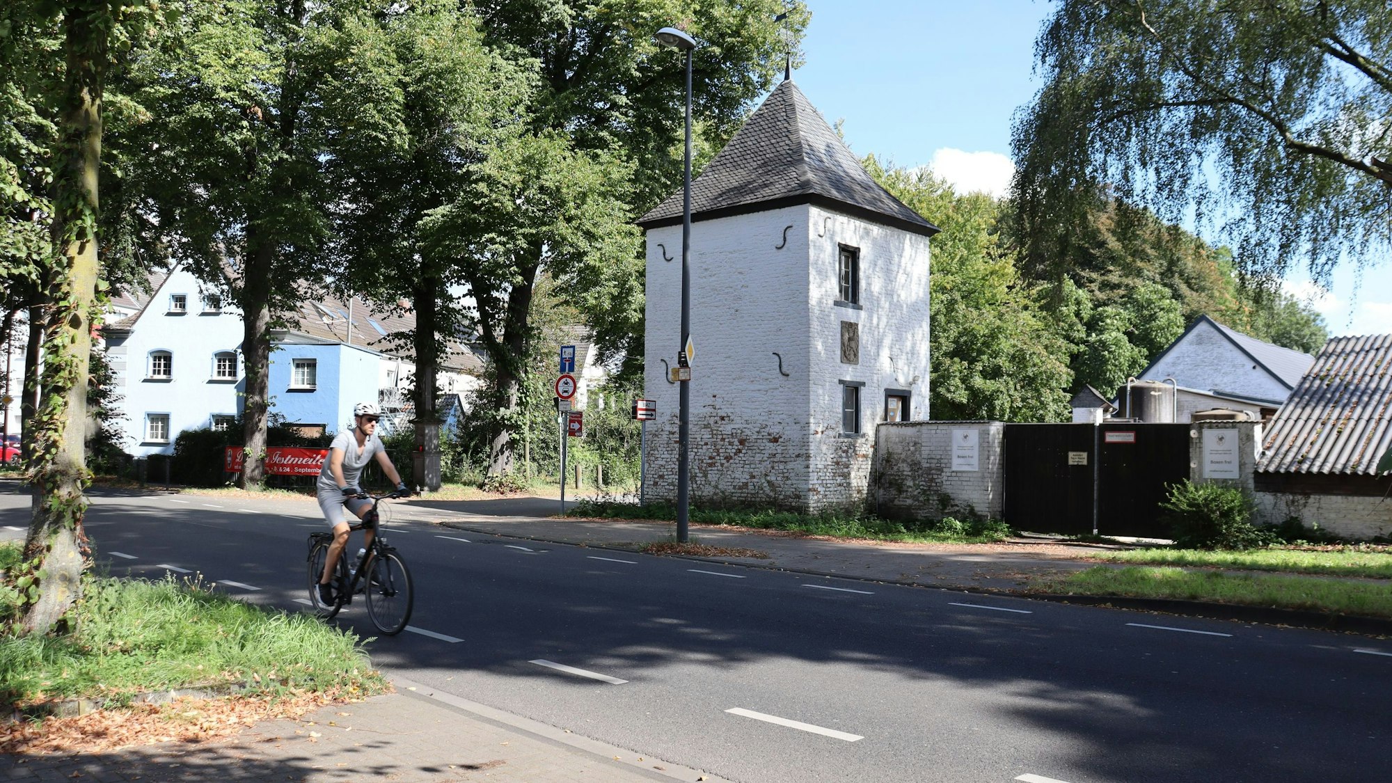 Die Stadt soll prüfen, ob am Thurner Hof eine Querungshilfe für Fußgänger und Red fahrende über die Mielenforster Straße angelegt werden kann. Foto: Uwe Schäfer