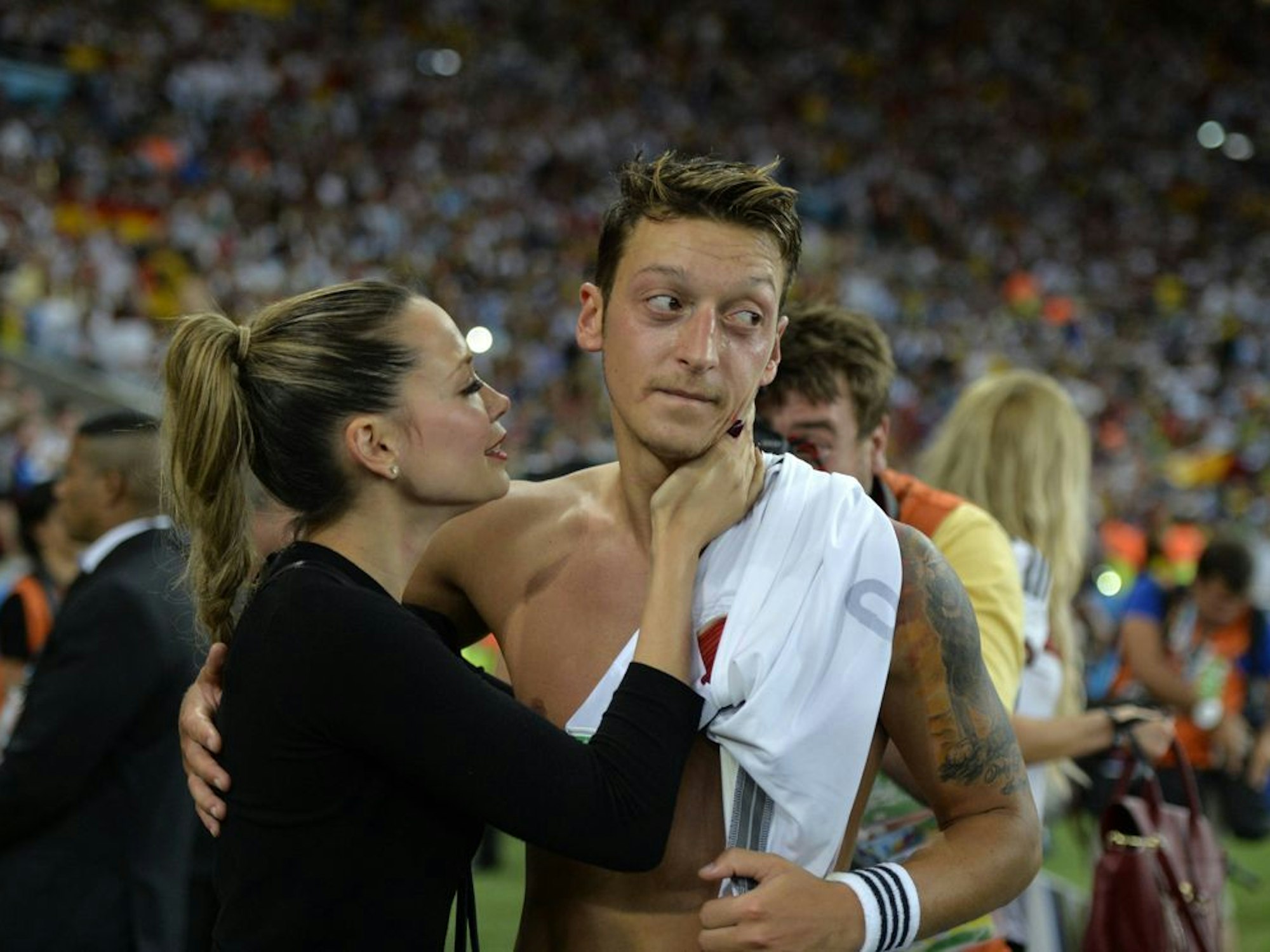 Mandy Capristo küsst ihren Freund Mesut Özil.