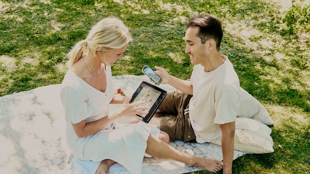 Mann und Frau beim Picknick.