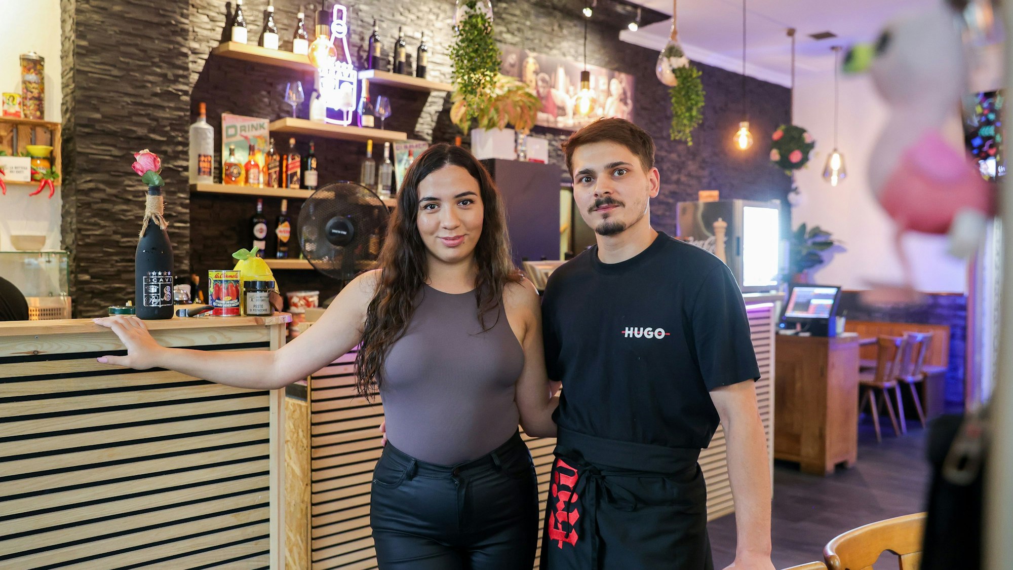 Die Inhaber Marcela Andrei und Daniela Istrate stehen vor der Theke ihres neu eröffneten Restaurants.
