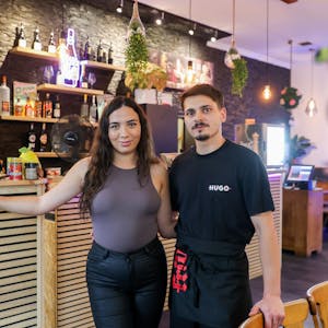 Die Inhaber Marcela Andrei und Daniela Istrate stehen vor der Theke ihres neu eröffneten Restaurants.