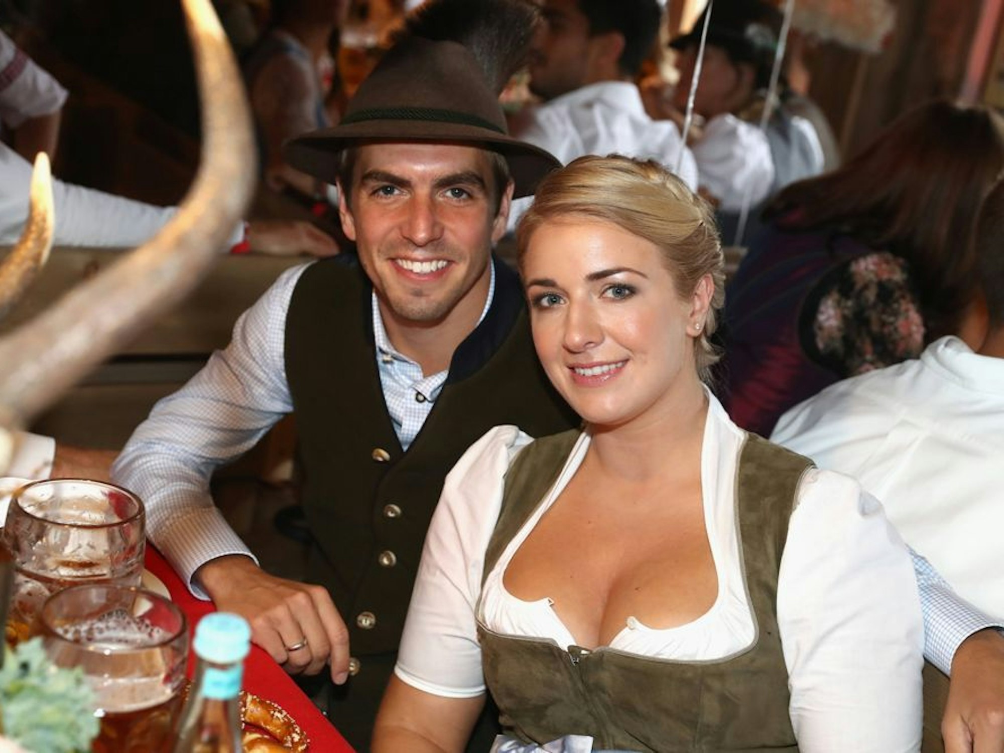 Philipp Lahm mit seiner Ehefrau Claudia auf dem Oktoberfest.
