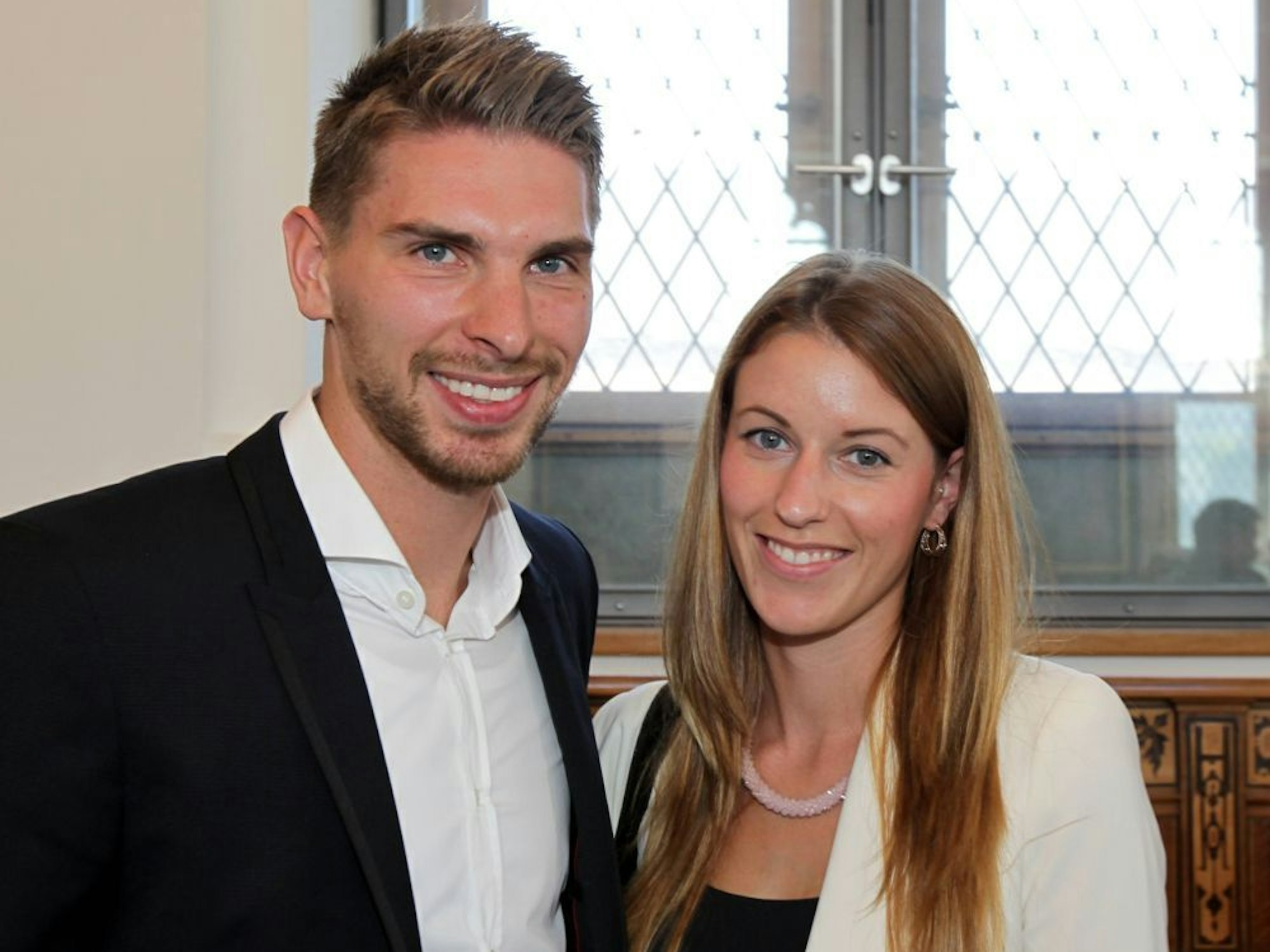 Ron-Robert Zieler und seine Freundin Lisa-Marie im Hannoveraner Rathaus.