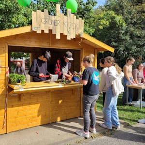 25.09.2023 der Grüne Kiosk ist eröffnet, an zwei Tagen verkaufen Schüler der Gesamtschule unter anderem Gemüse, das im Schulgarten wächst - was noch fehlt ist eine Photovoltaikanlage