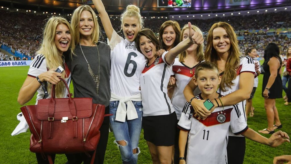 Die DFB-Spielerfrauen nach dem WM-Sieg der Nationalmannschaft 2014.&nbsp;