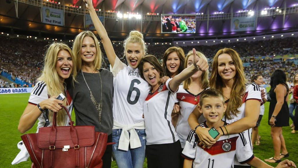 Die DFB-Spielerfrauen nach dem WM-Sieg der Nationalmannschaft 2014.&nbsp;