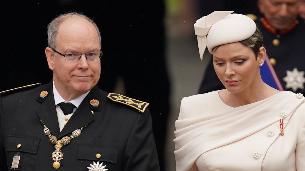 Albert II., Fürst von Monaco, und Fürstin Charlene von Monaco kommen vor der Krönungszeremonie von König Charles III. und Königin Camilla in der Westminster Abbey an.&nbsp;