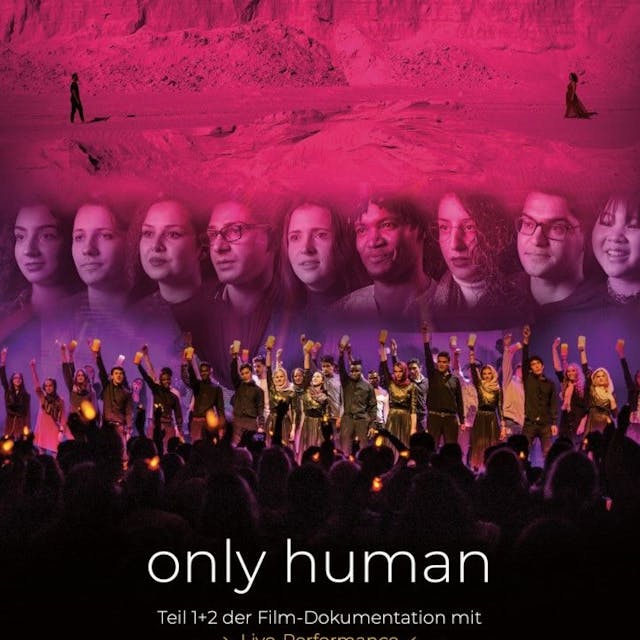 Auf dem Plakat der Film-Dokumentation&nbsp;„Only Human“ stehen Teilnehmende mit und ohne Flucht- und Migrationshintergrund auf der Bühne, darüber sieht man einzelne Darsteller groß im Porträt.&nbsp;
