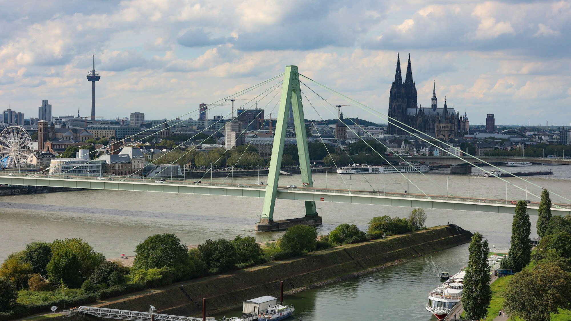 Der Blick von den Mühlengebäuden im Deutzer Hafen auf das Stadtpanorama ist spektakulär. Man sieht in Richtung Dom über die Severinsbrücke.