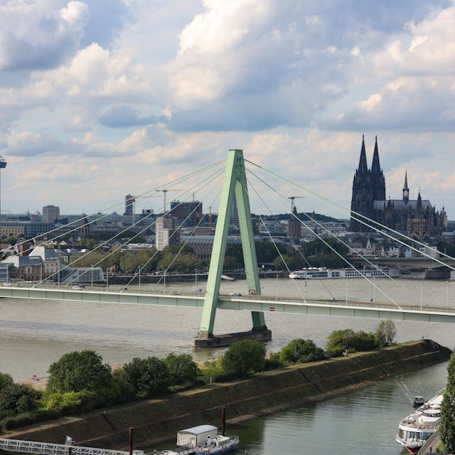 Der Blick von den Mühlengebäuden im Deutzer Hafen auf das Stadtpanorama ist spektakulär. Man sieht in Richtung Dom über die Severinsbrücke.