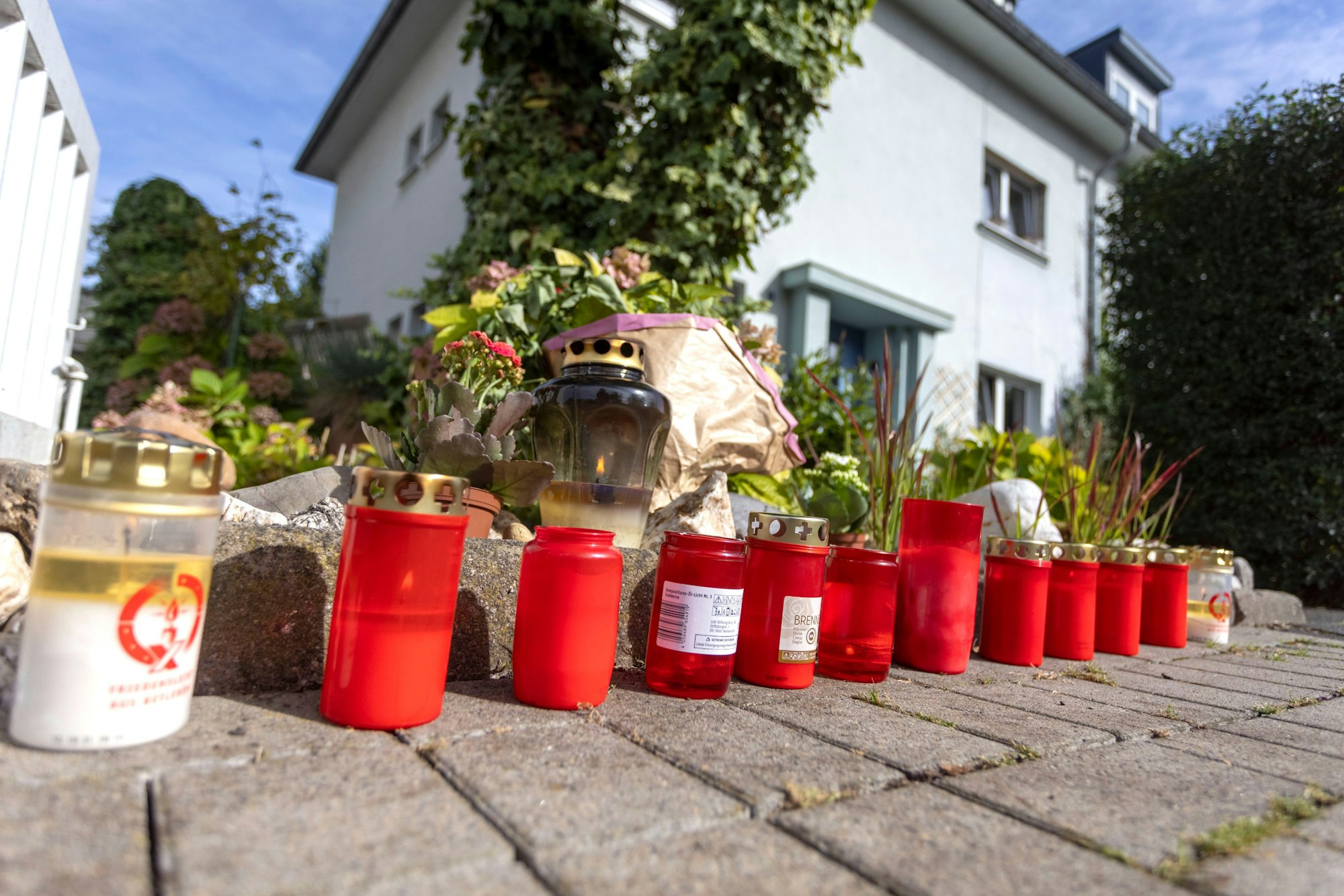 Kerzen sind nach der Tat in Gedenken an den Getöteten aufgestellt worden.