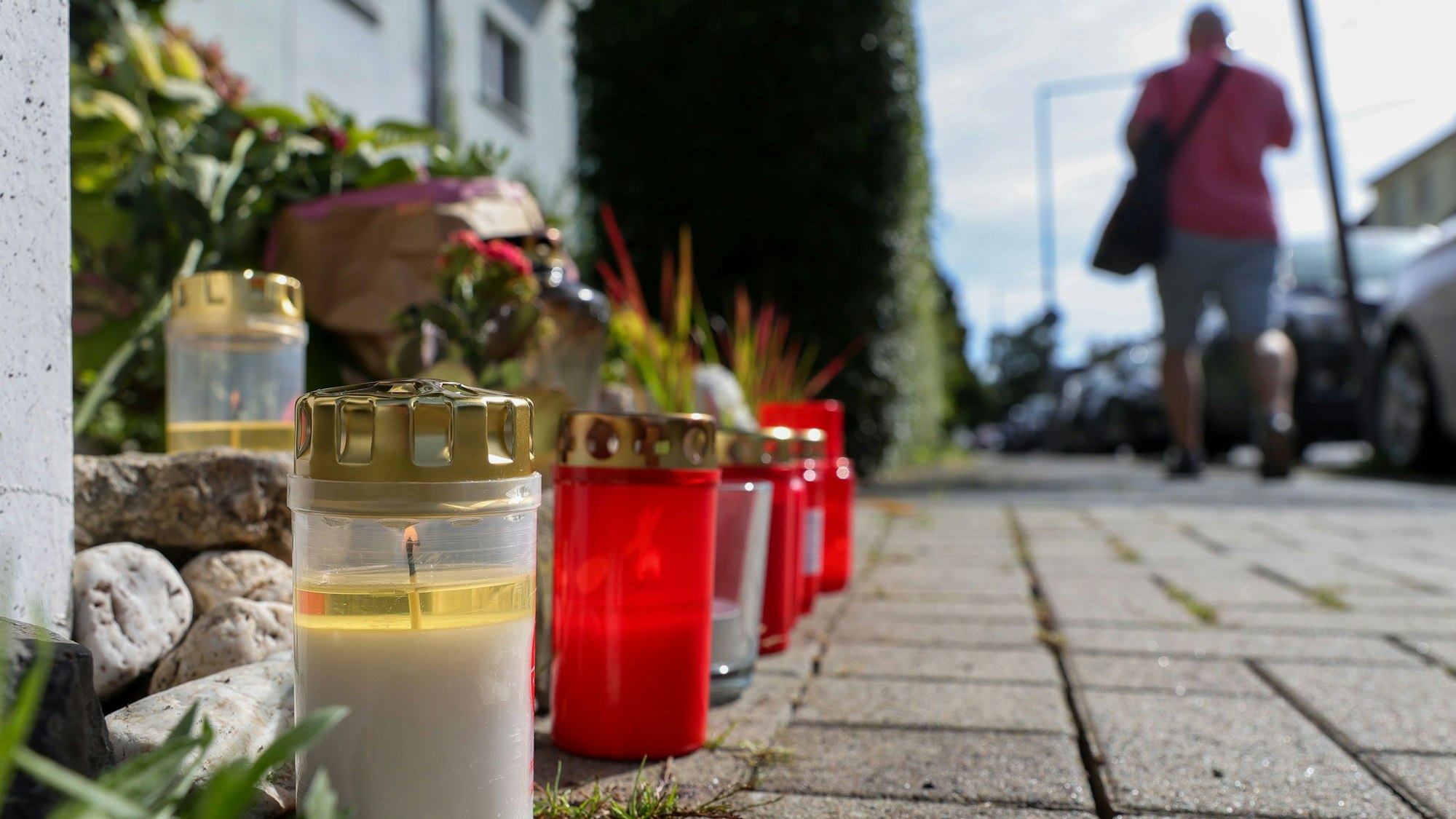 Kerzen vor einem Hauseingang in der Römerstraße, die an den gewaltsamen Tod eines 19-Jährigen erinnern.