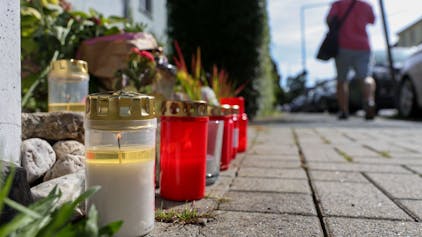 Kerzen vor einem Hauseingang in der Römerstraße, die an den gewaltsamen Tod eines 19-Jährigen erinnern.&nbsp;