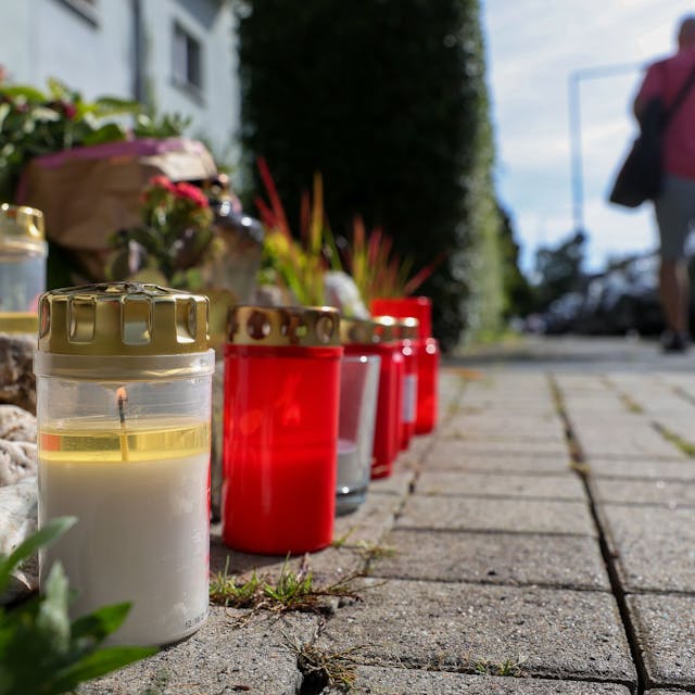Kerzen vor einem Hauseingang in der Römerstraße, die an den gewaltsamen Tod eines 19-Jährigen erinnern.&nbsp;