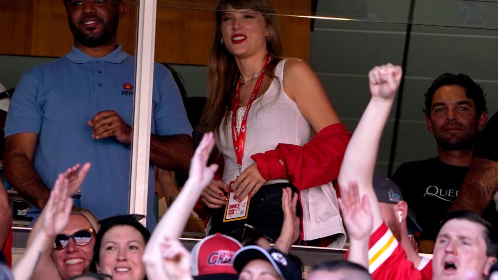 Taylor Swift (hinten M), Musikerin aus den USA, verfolgt aus einer Suite im Arrowhead Stadium das NFL-Footballspiel zwischen den Kansas City Chiefs und den Chicago Bears.&nbsp;