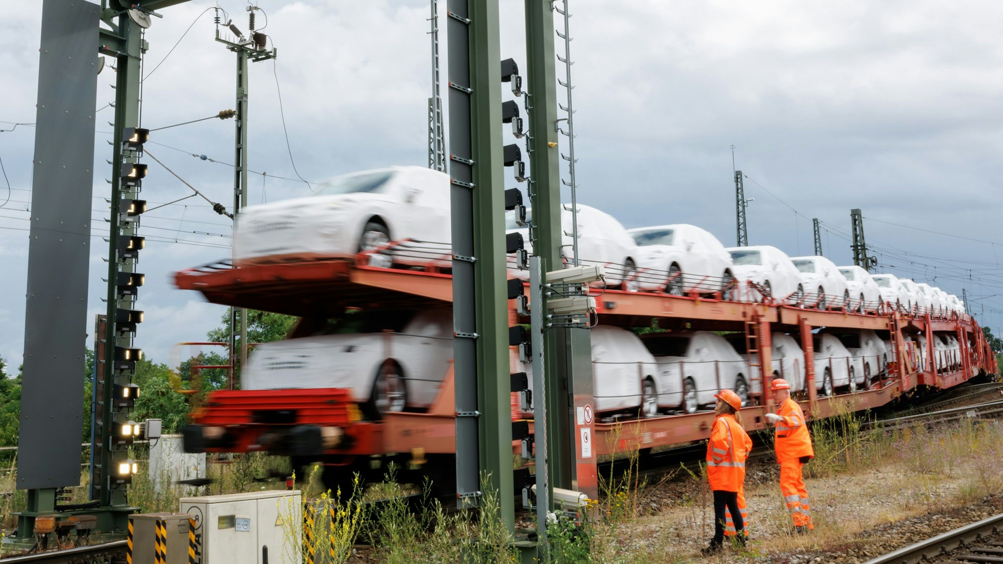 Deutsche Bahn: Güterwagen rollen im Juli2023 im Rangierbahnhof Nürnberg durch eine sogenannte Kamerabrücke.